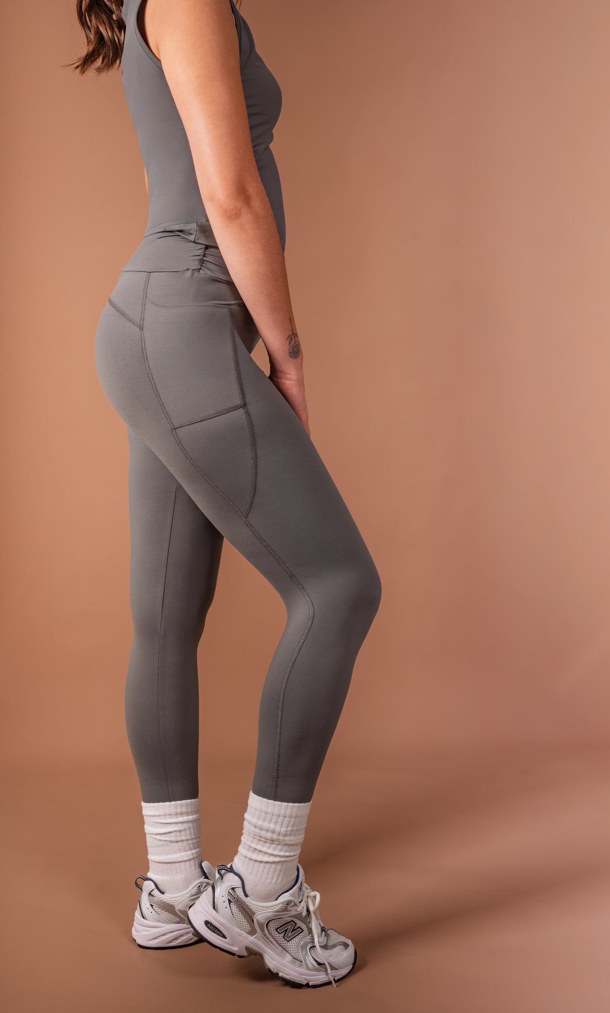 Direction artistique et organisation d'un shooting produit pour une marque de vêtements activewear destinée au site web et aux réseaux sociaux.