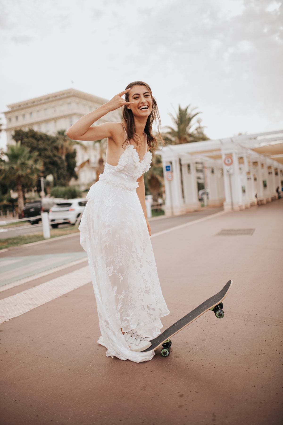 Creation de contenu Instagram original pour une marque de robes de mariee avec un univers moderne et decale.