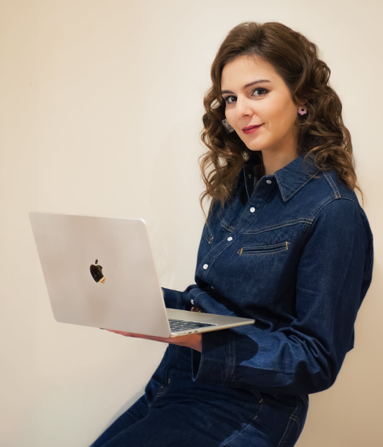 Océane Arcay, consultante en communication spécialisée en stratégie digitale, community management et création de contenu à Lyon, Chambéry et Nice.