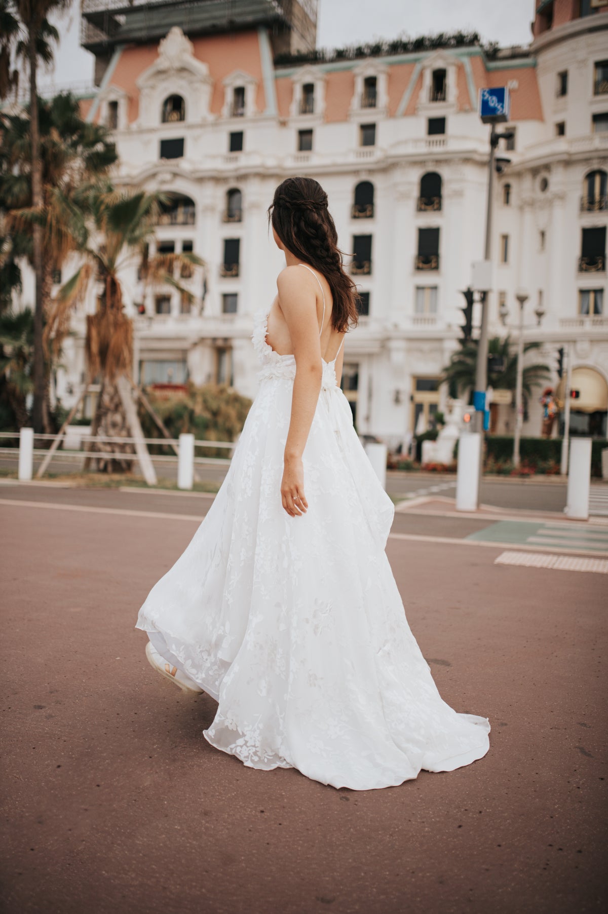 Shooting photo melangeant les codes de la mode et du mariage pour creer un contenu original et memorable.